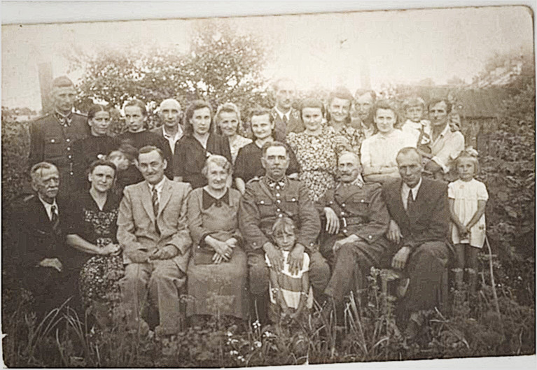 Pracownicy Nadleśnictwa Tomaszów, rok 1946. źródło: archiwum nadleśnictwa