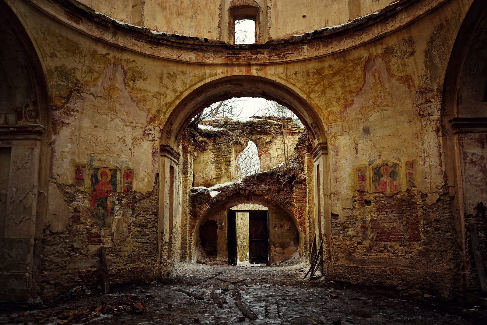 Ruiny cerkwi w Kniaziach stały się popularnym miejscem wycieczek po premierze filmu "Zimna wojna", który był m.in kręcony właśnie w tych ruinach